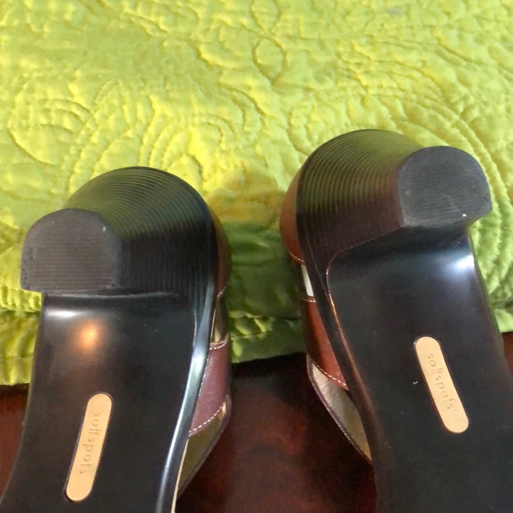 Softspots Brown t-strap sandals - Picture 7 of 8